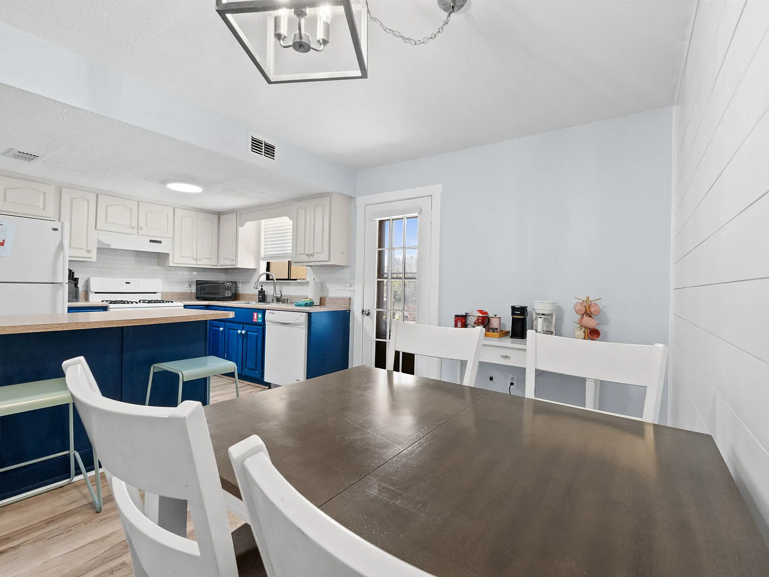 2 bed, 1.5 bath, 972 sqft, $2,200 — Photo 2
