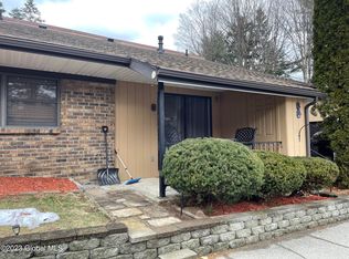 3 Brookview Ln, Troy, NY 12180