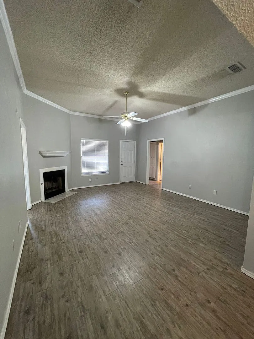 Available Now! 3bed/2bath/2garage South Lubbock Home — Photo 2