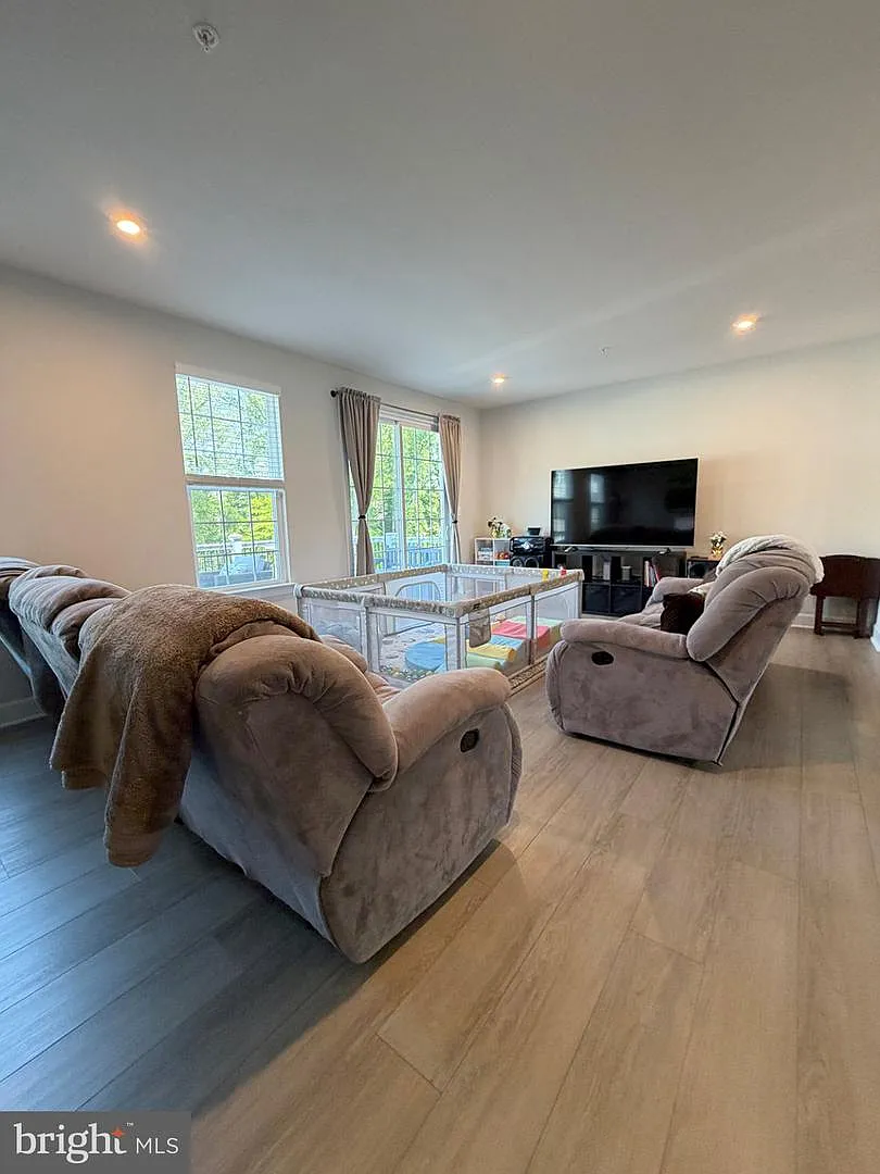 3 bed, 5.0 bath, 2880 sqft, $4,150 — Photo 4