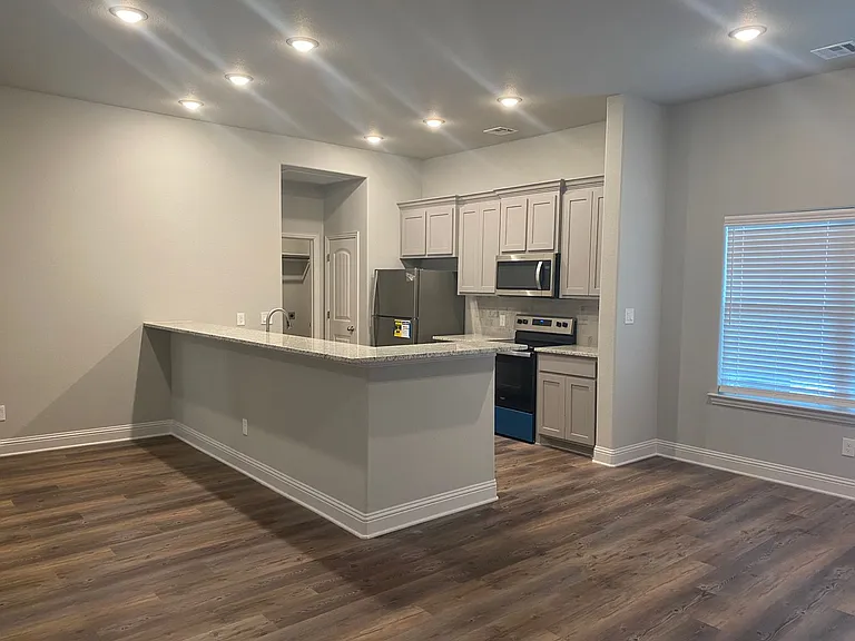 2805 Tulip Dr — Photo 3