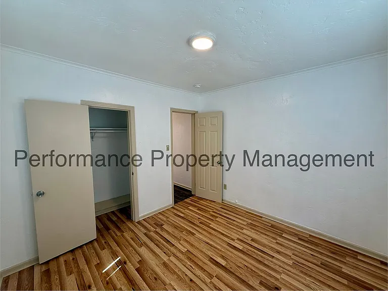 Woodrow Ave 720 — Photo 17