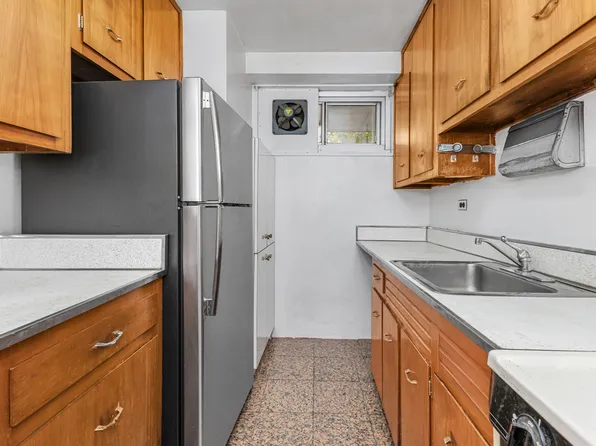 215 Park Row image 4 of 6