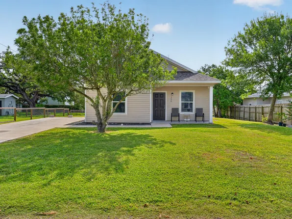 306 S 5th St, Rockport, TX 78382