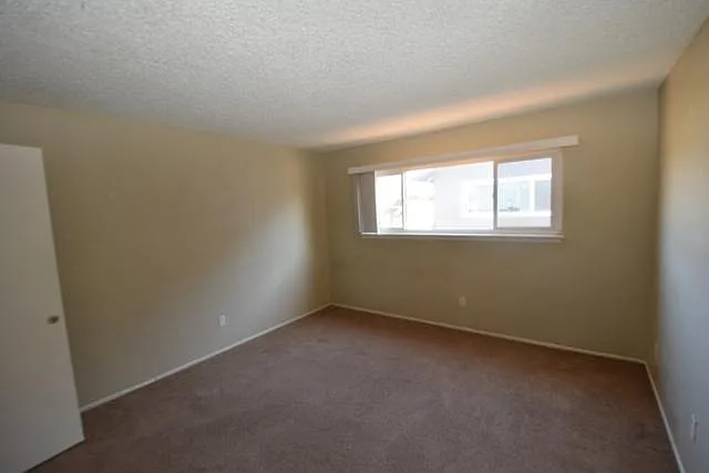 2 bed, 915 sqft, $1,400 — Photo 2
