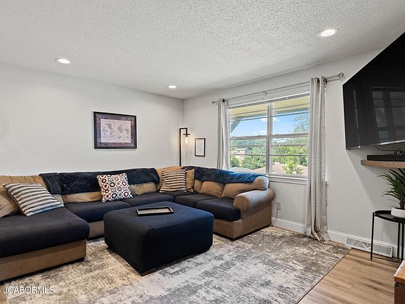 4th image of 528 Mesa Ave