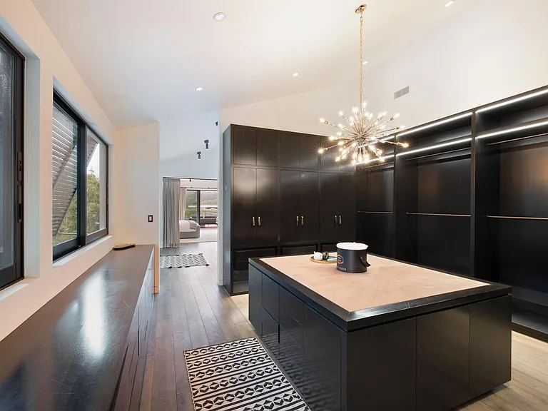 More than enough space to get ready for a night out.