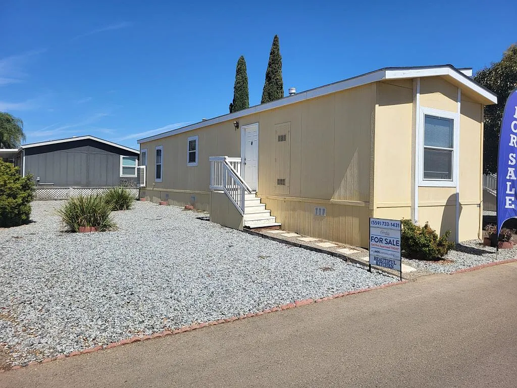 2 bed, 2.0 bath, 784 sqft, $1,248 — Photo 2