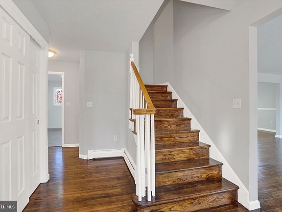 4th image of 220 Lincoln Way E
