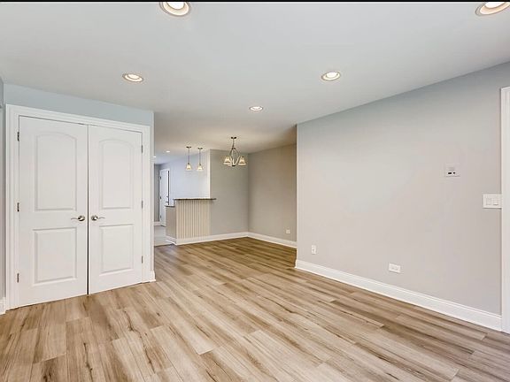 5th image of 8428 W Catalpa Ave Unit 301