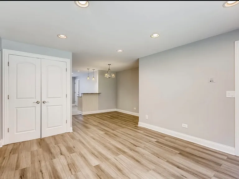 8428 W Catalpa Ave #301 — Photo 5