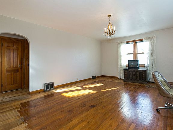 5th image of 2790 Buena Vista St