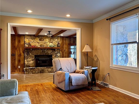 5th image of 208 Pilgrim Cir