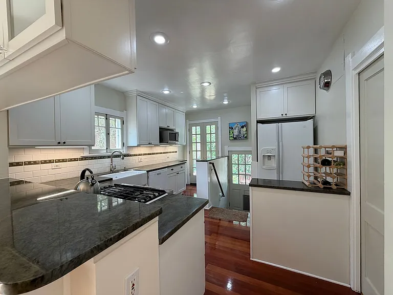 631 Jackson St — Photo 3