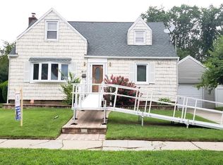 917 Henry St, Uniondale, NY 11553