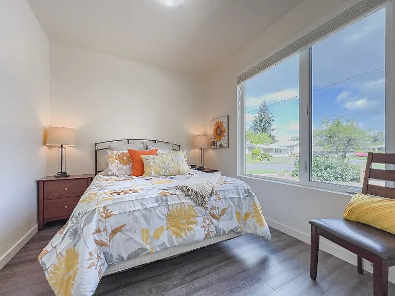 595 Silver Ln — Photo 28