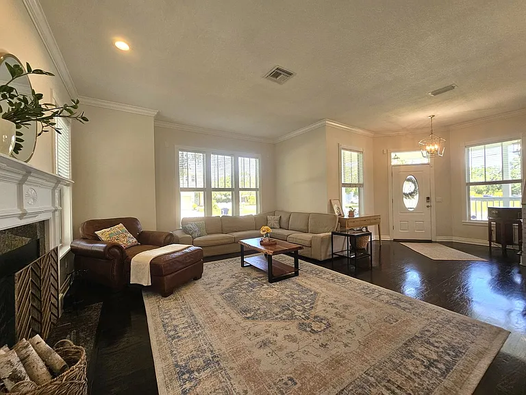 7402 S De Soto St — Photo 11