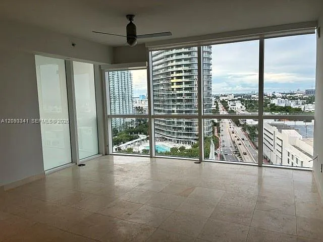 Icon Condo — Photo 2