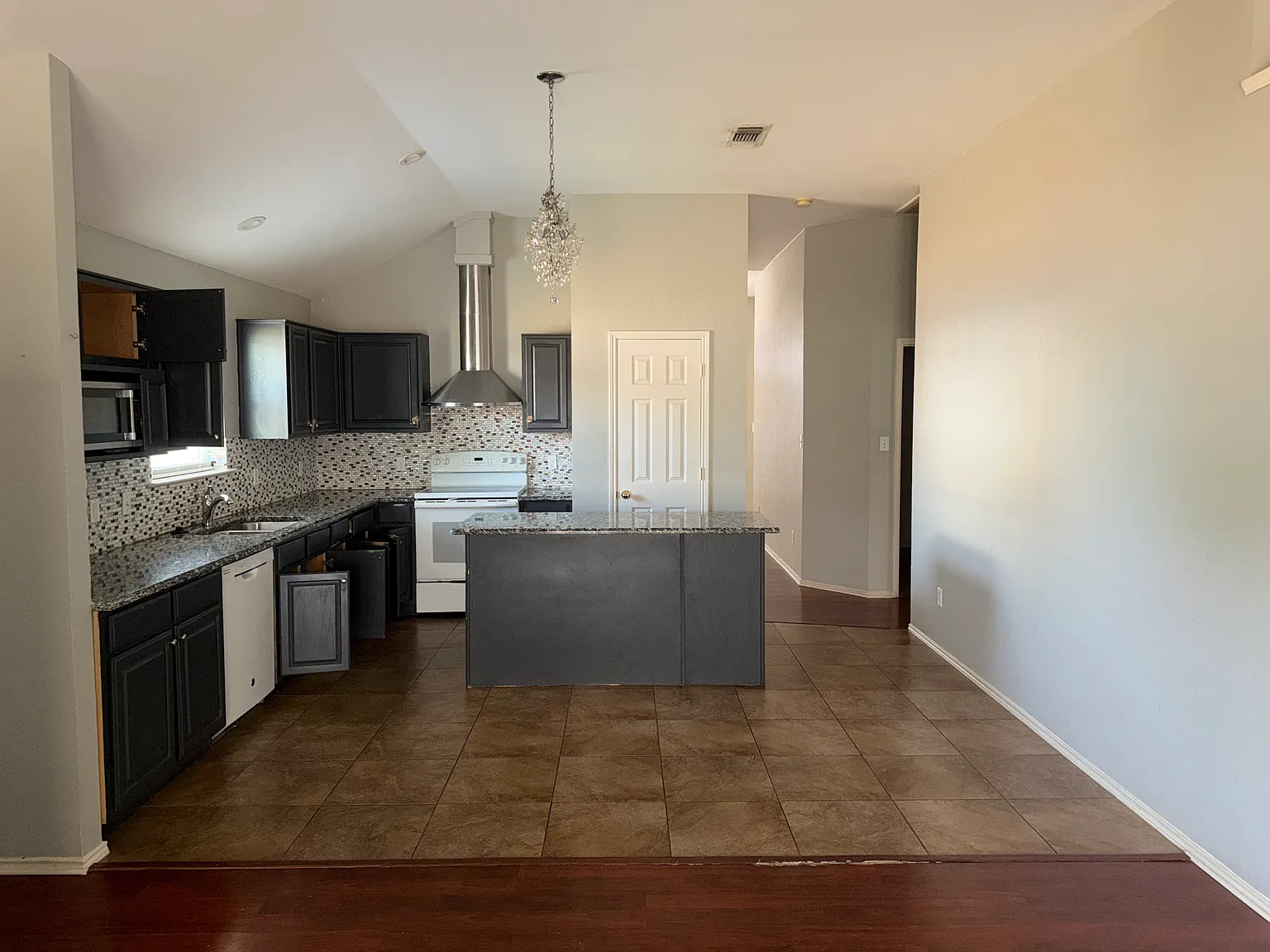 3 bed, 1762 sqft, $2,200 — Photo 2