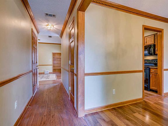 5th image of 4032 Rolling Green Dr