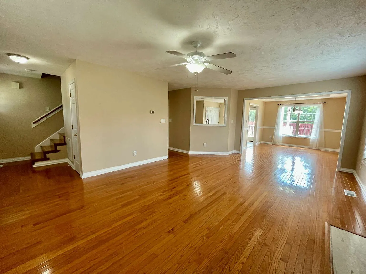 4 bed, 2.5 bath, 1940 sqft, $2,000 — Photo 4