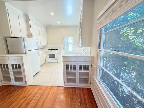 5th image of 2285 N Beachwood Dr #10