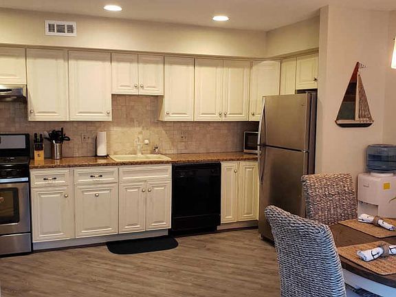 5th image of 1128 Bay Ave APT 3