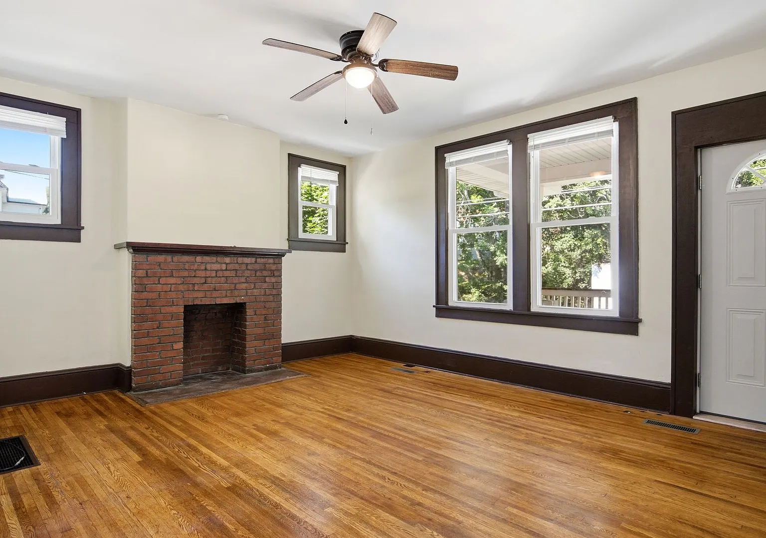 Recently Renovated 3 Bedroom Craftsman Pet Friendly! — Photo 2