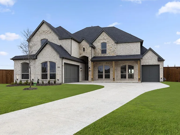 1320 Villanova Ln — Photo 2