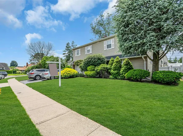 23 Crown Lane, Westbury, NY 11590