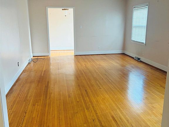3rd image of 332 Fannie Cres