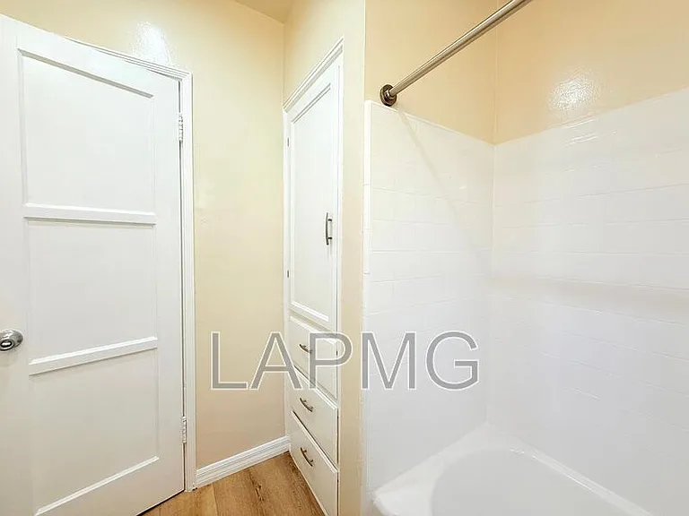 1535 S Fairfax Ave — Photo 14