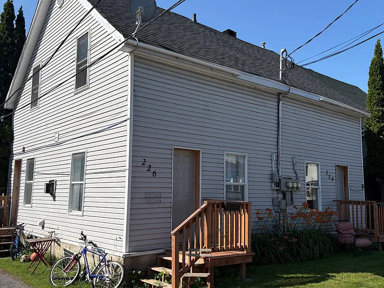 228 1st St W — Photo 2