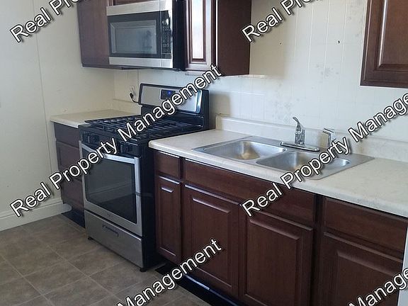 3rd image of 610 1/2 Valparaiso St