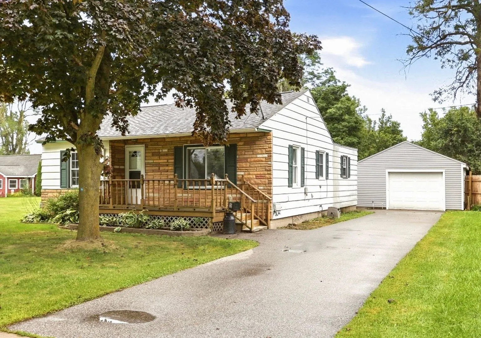 Newly Renovated 3-Bedroom Home with Detached Garage Zilwaukee! — Photo 1