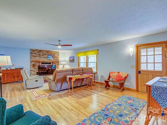 4th image of 972 Harper Rd