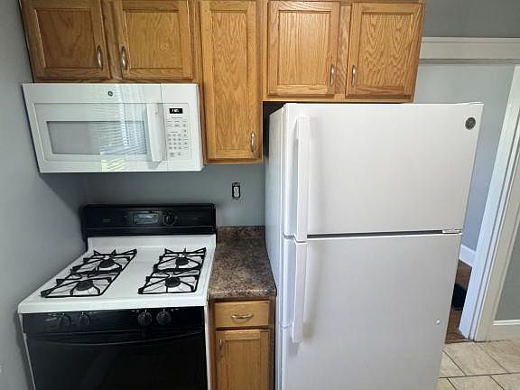 3rd image of 2539 Leslie Ave