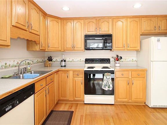 5th image of 8 Blue Spruce Ln