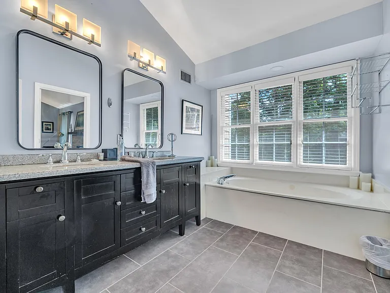 586 Saint James Walk SE — Photo 22