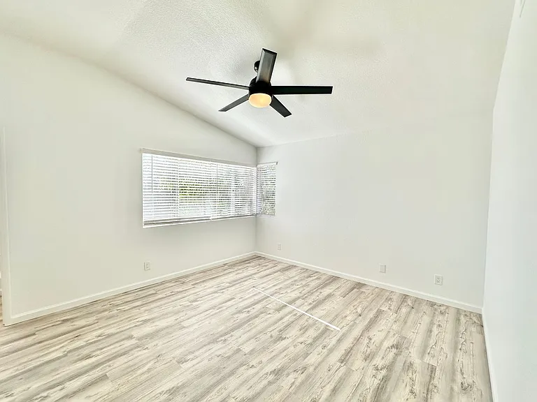 266 Royal Glen Dr — Photo 34