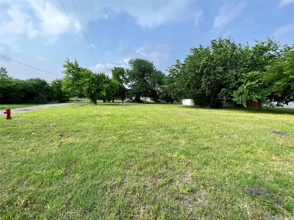207 S Grand Ave, Wolfe City, TX 75496