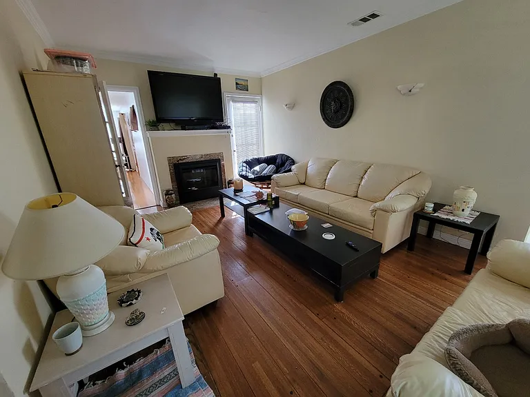 2452 Colby Ave — Photo 16