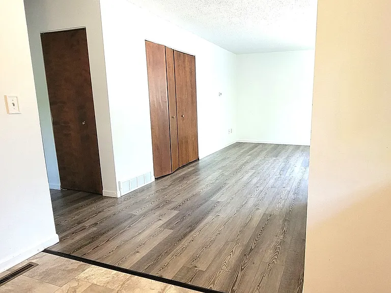 286 S Airport Rd E — Photo 3