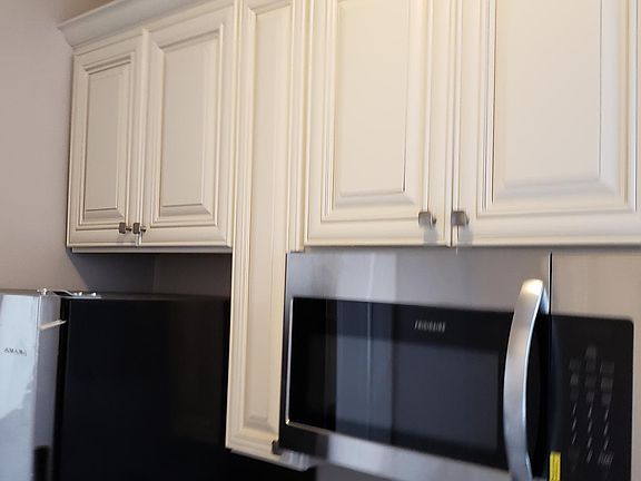 3rd image of 4871 N Hermitage Ave #22