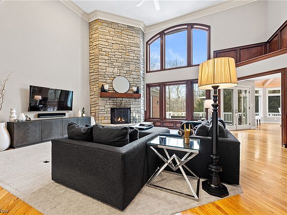 3rd image of 379 Glengarry Dr