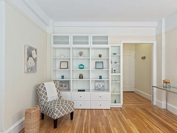 4th image of 210 W 78th St APT 6D