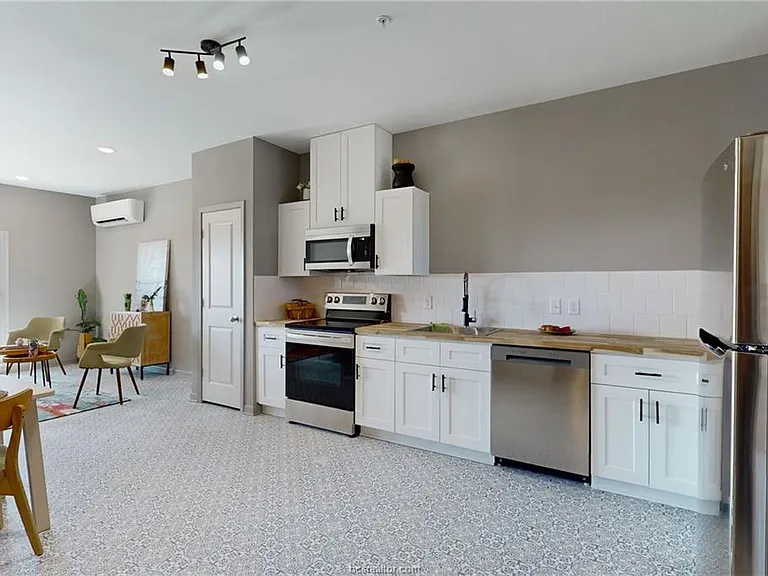101 W 31st St #302 — Photo 3