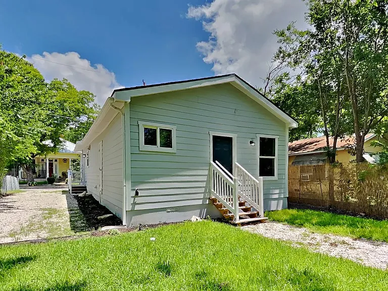 138 Hess St — Photo 15