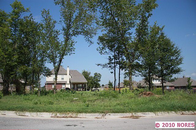2nd image of 1708 E Laredo St S