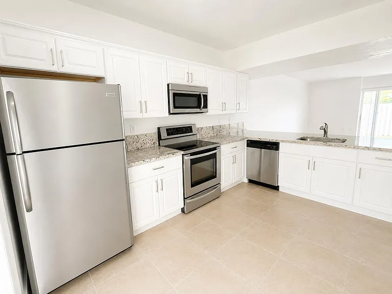 887 Crystal Lake Dr — Photo 3